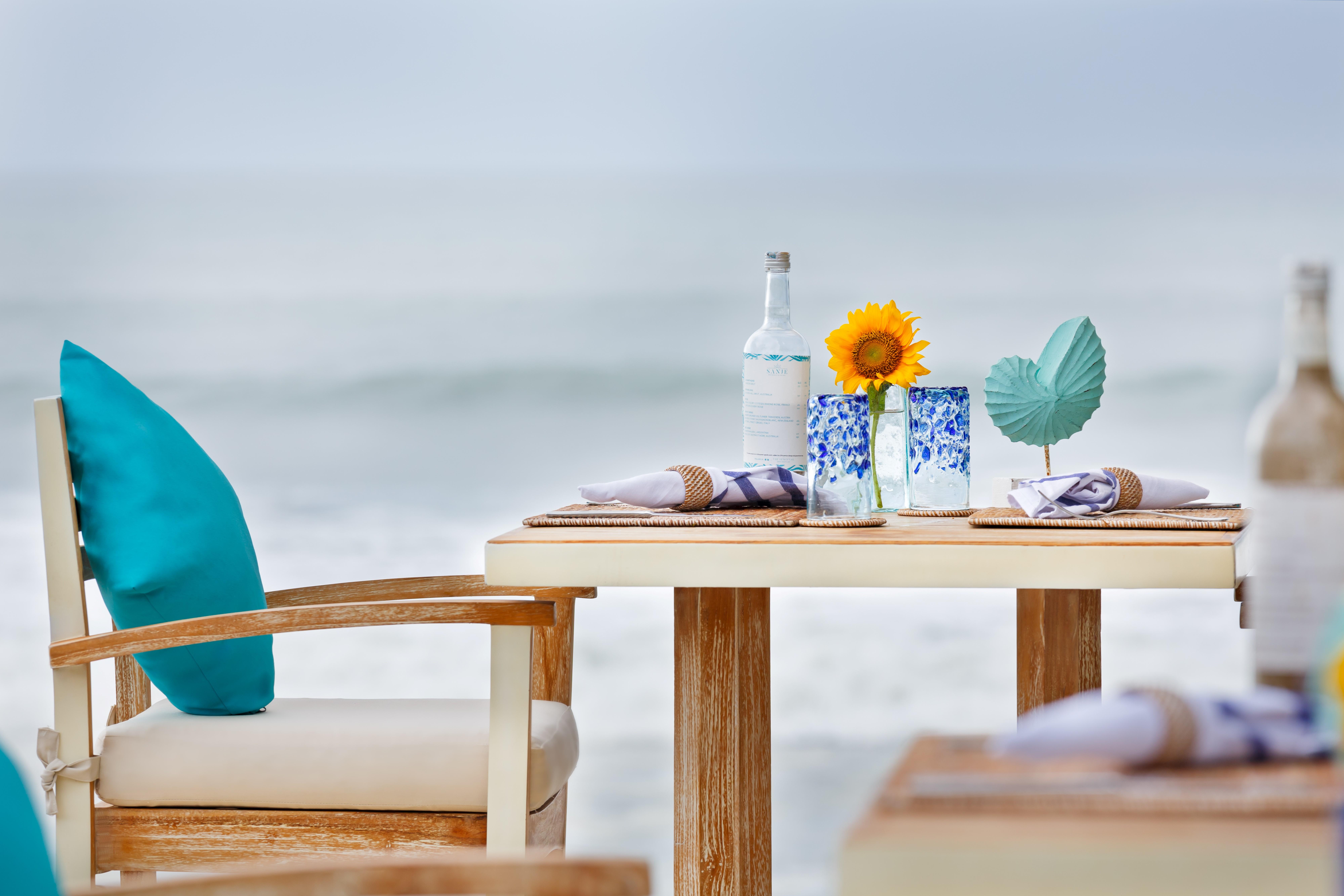 The Seminyak Beach Resort & Spa Exteriér fotografie Beachfront dining at the resort