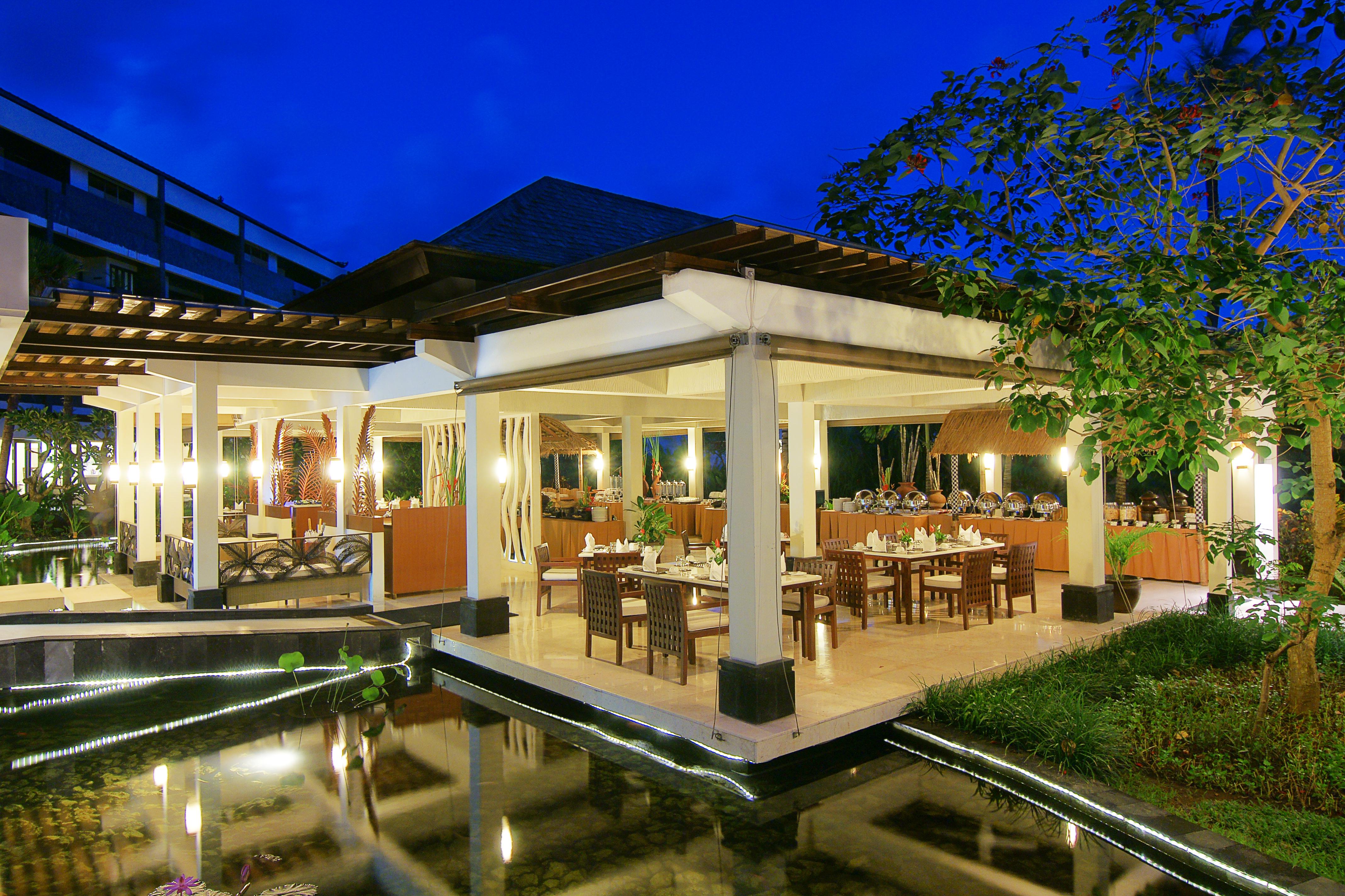 The Seminyak Beach Resort & Spa Exteriér fotografie The restaurant at the hotel