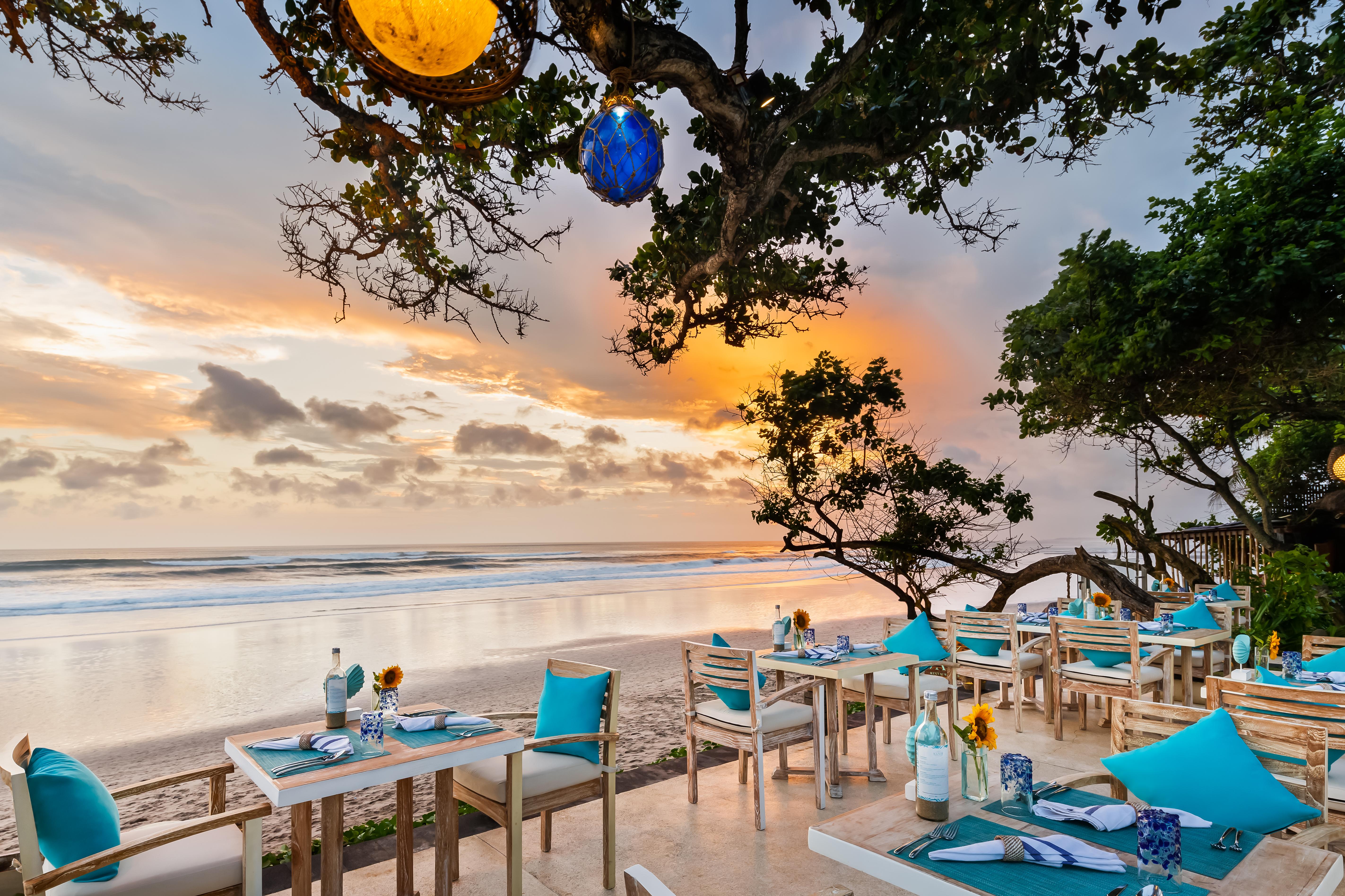 The Seminyak Beach Resort & Spa Exteriér fotografie Sunset at the beach