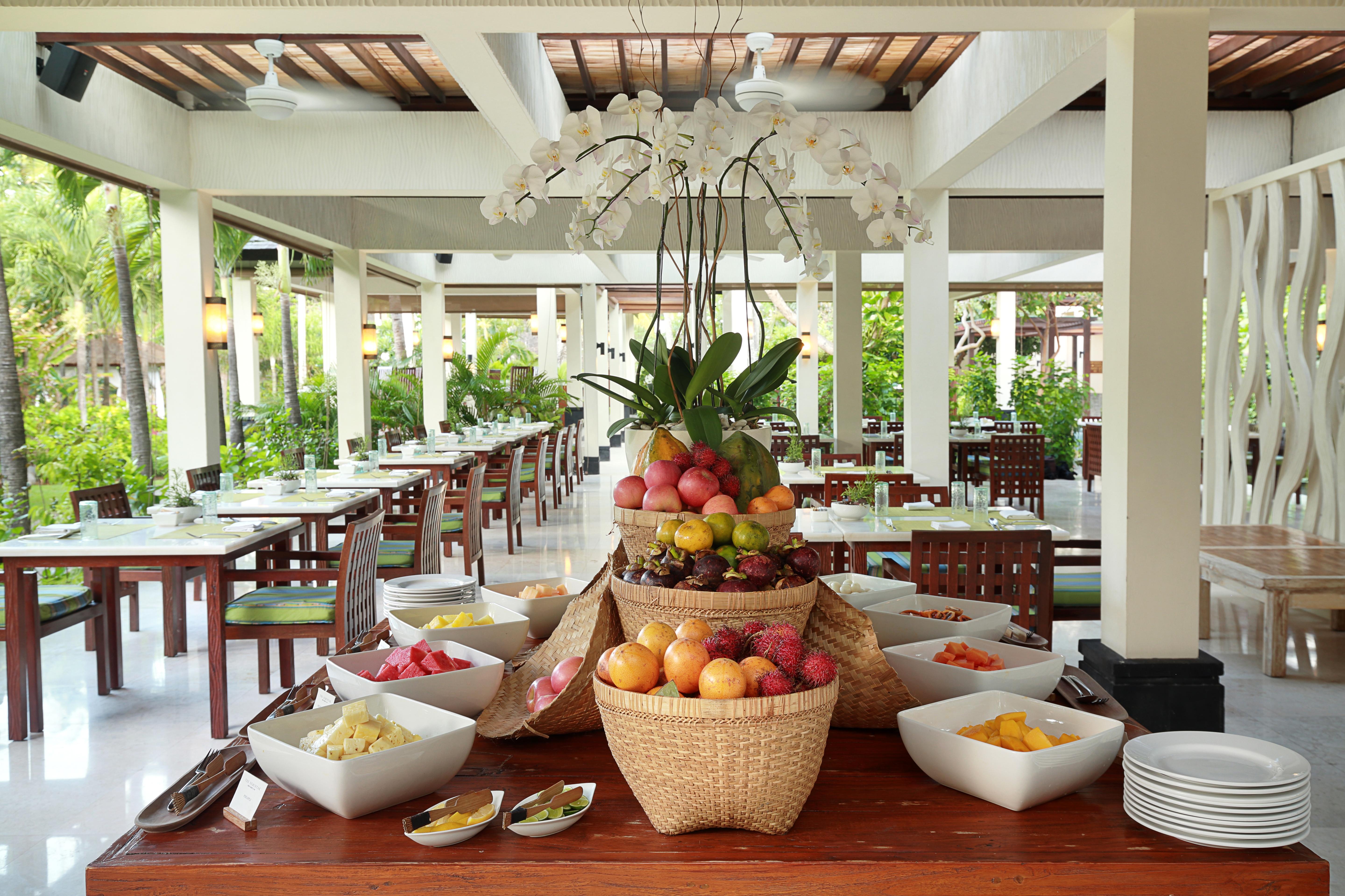 The Seminyak Beach Resort & Spa Exteriér fotografie A buffet at a resort