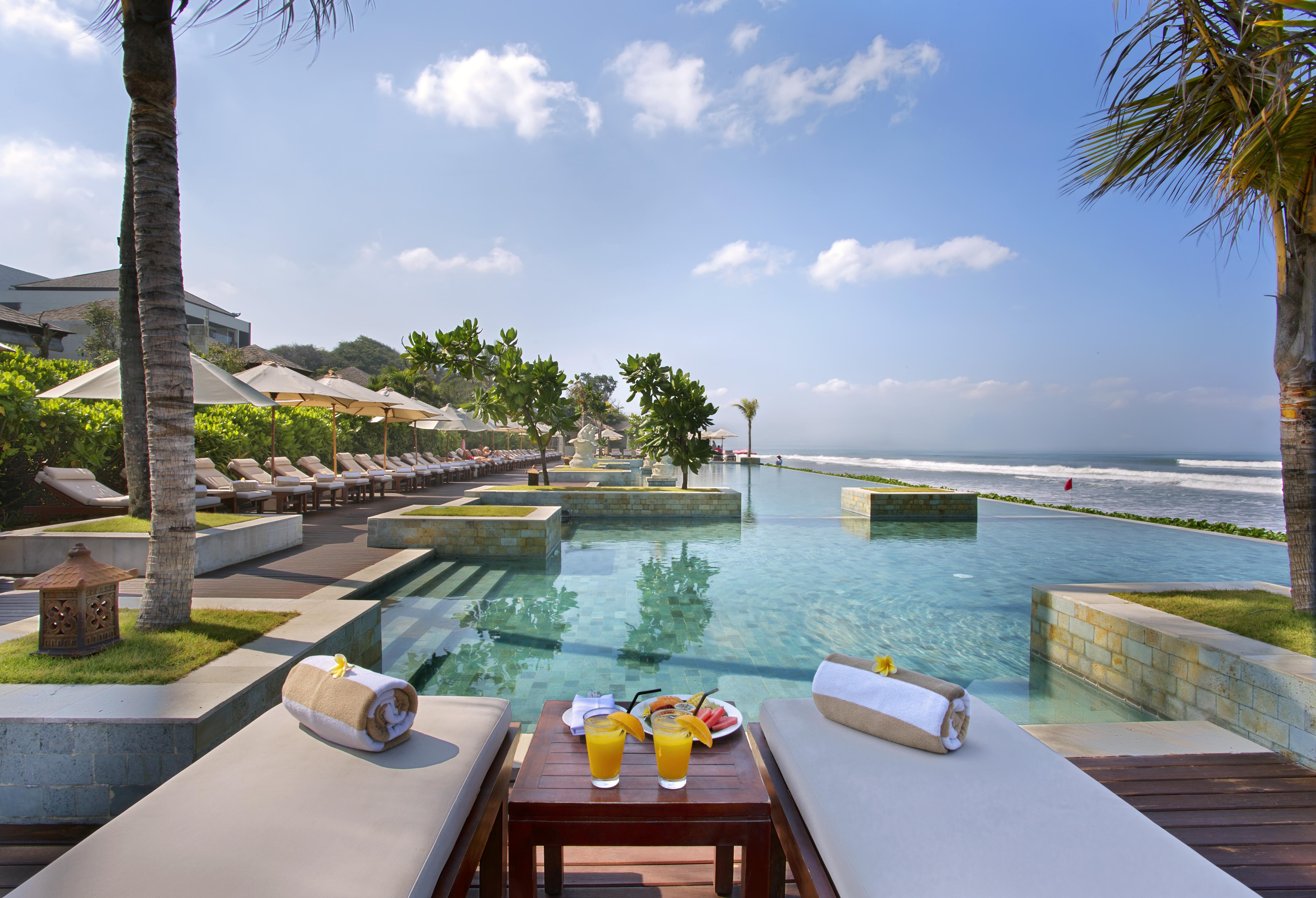 The Seminyak Beach Resort & Spa Exteriér fotografie The swimming pool at the resort