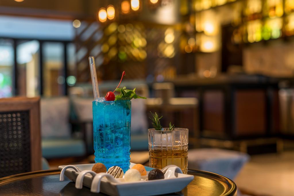 The Seminyak Beach Resort & Spa Exteriér fotografie A Blue Hawaii cocktail