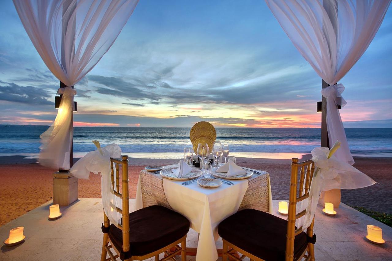The Seminyak Beach Resort & Spa Exteriér fotografie Sunset dinner at the beach