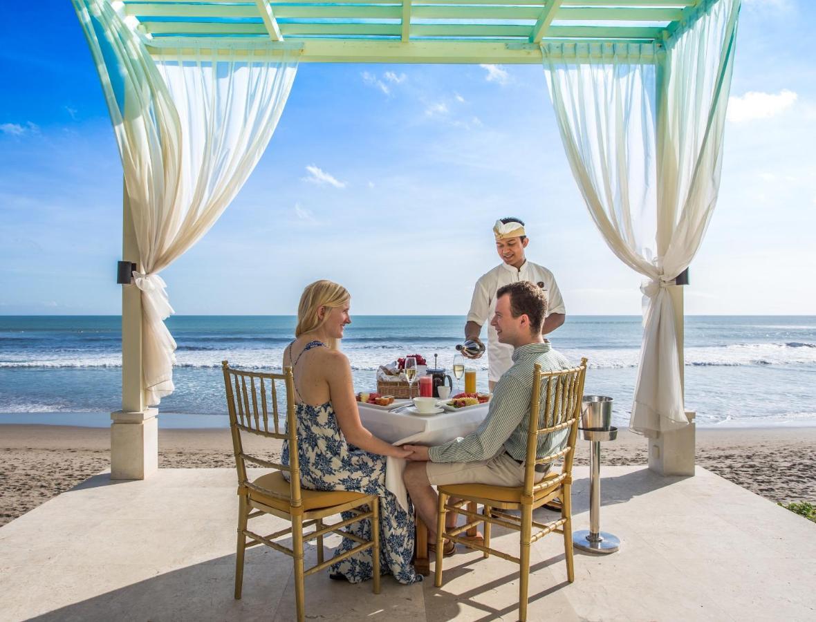 The Seminyak Beach Resort & Spa Exteriér fotografie A couple dining at the beach